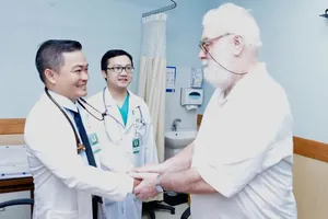 An Australian patient expresses his heartfelt gratitude to doctors at the Ho Chi Minh City University Medical Center after being successfully saved from a life-threatening acute myocardial infarction. (Photo: SGGP)